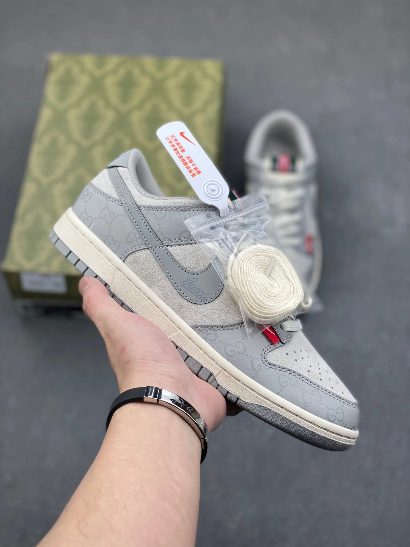 「コラボモデル」Gucci x Nike SB Dunk Low ホワイト&グレー デュアルレーススニーカー