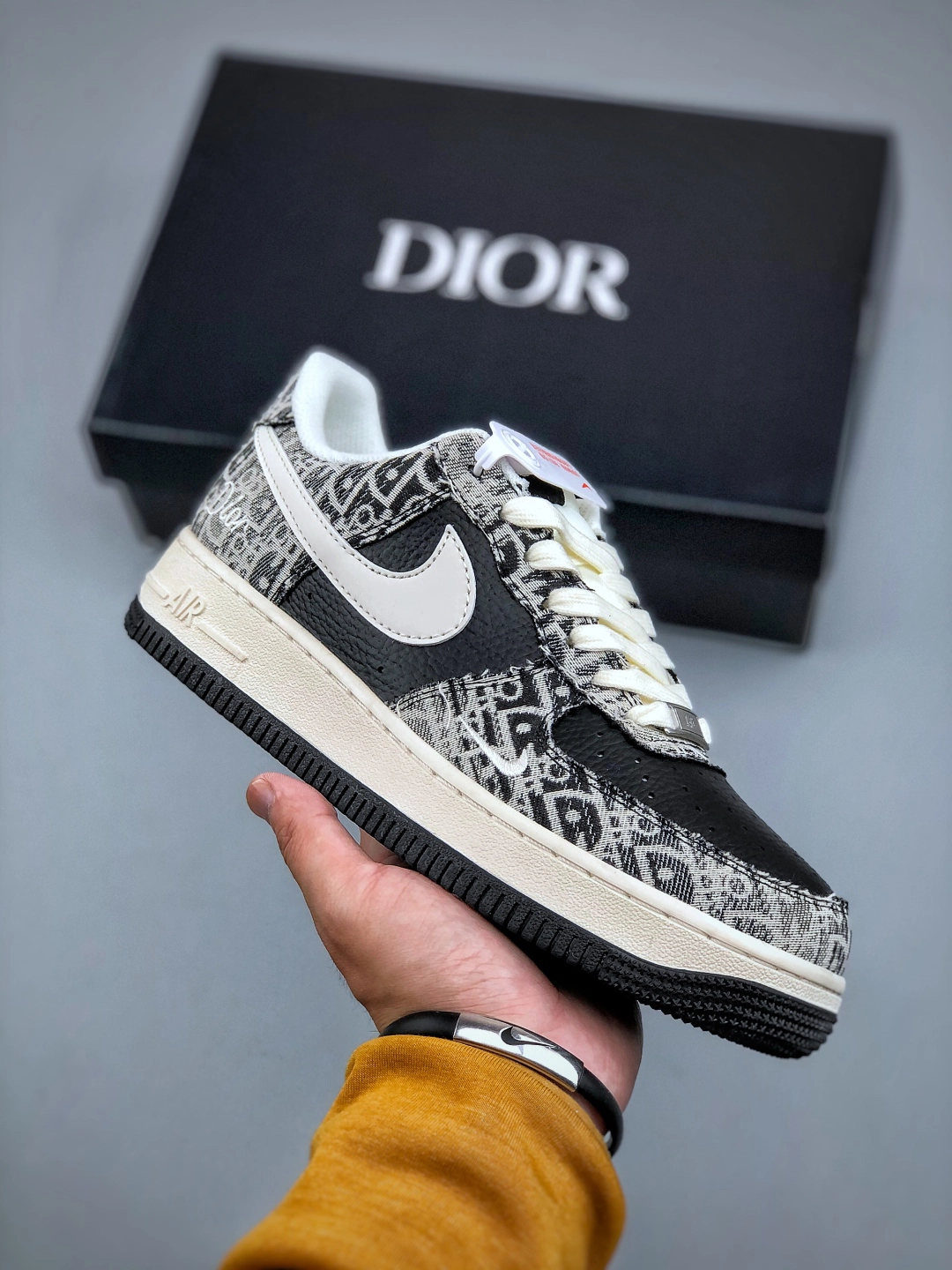 「コラボモデル」Nike Air Force 1 Low '07 x DIOR 連名タイプのローカットシューズ
