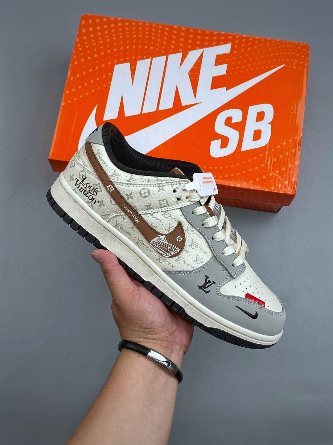 ナイキ SB ダンク ロー ローカット カジュアルスニーカー「限定コラボモデル」