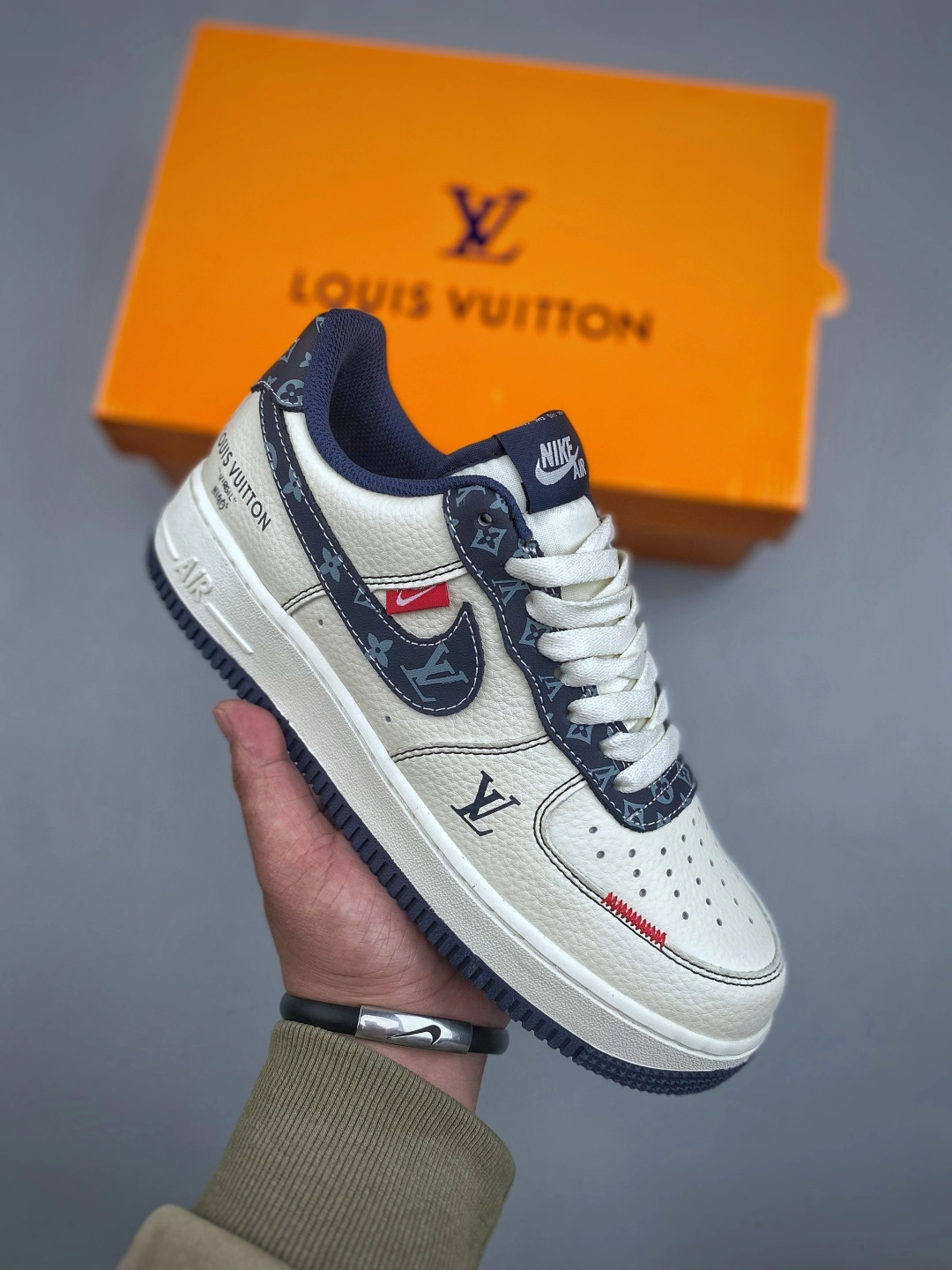 ナイキ エア フォース 1 トレンドスニーカー「LV 限定コラボモデル」