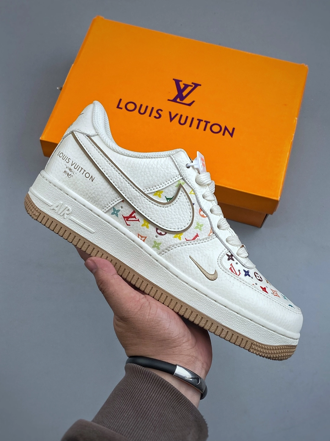 ナイキ エア フォース 1 トレンドスニーカー「LV 限定コラボモデル」