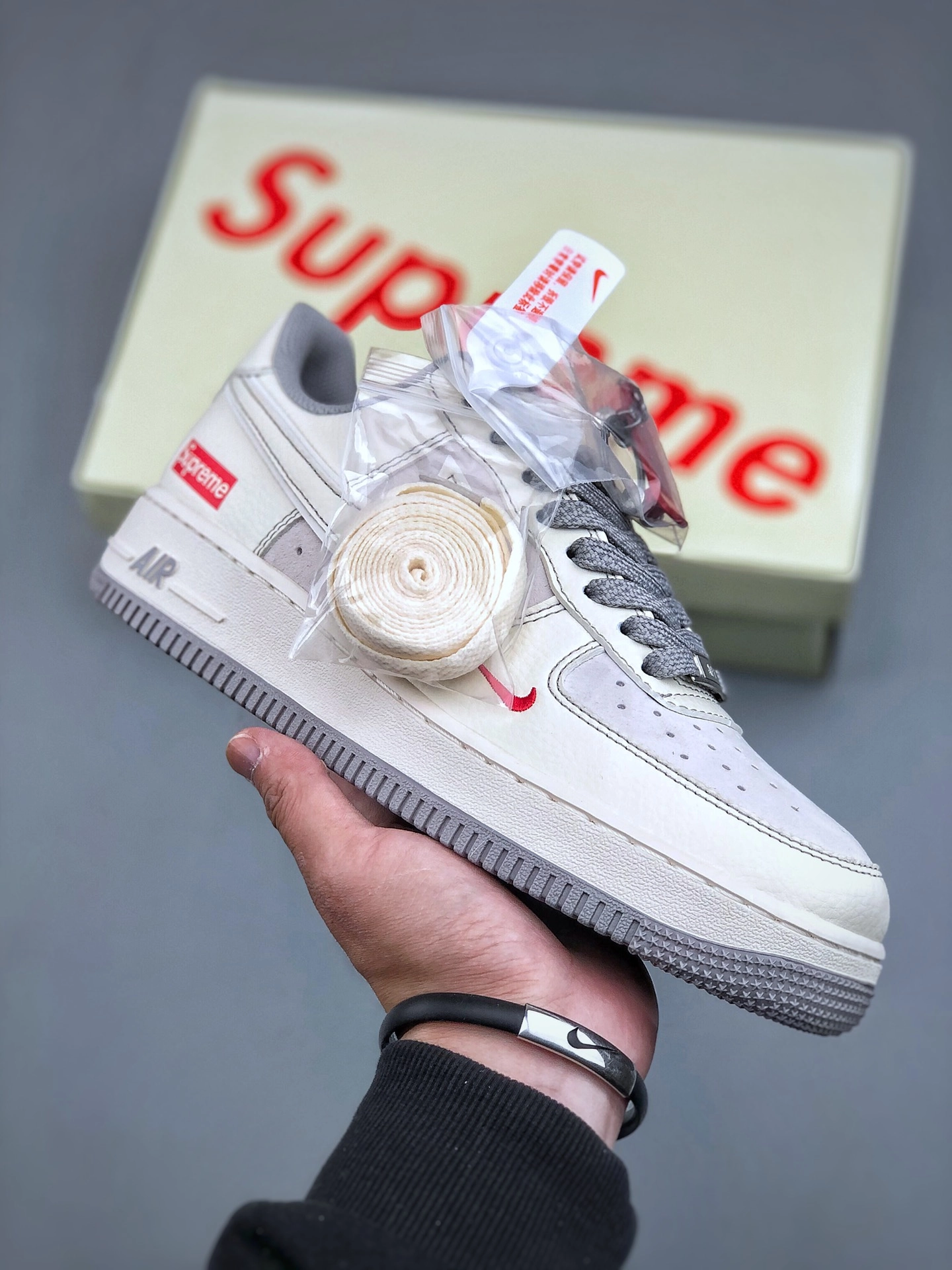 ナイキ エア フォース 1 トレンドスニーカー「Supreme 限定コラボモデル」