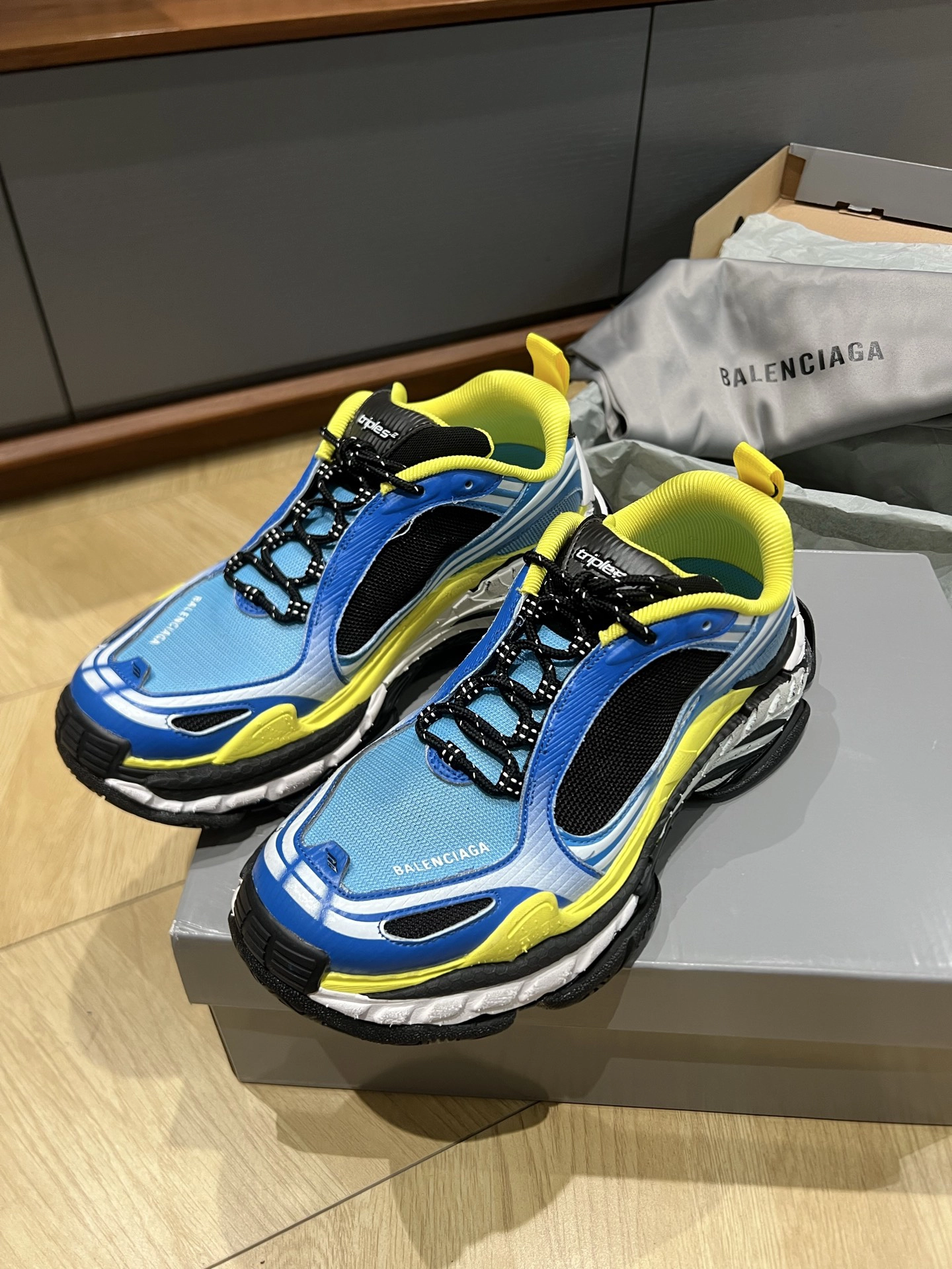バレンシアガ トリプル S.2 スニーカー「Triple S.2」
