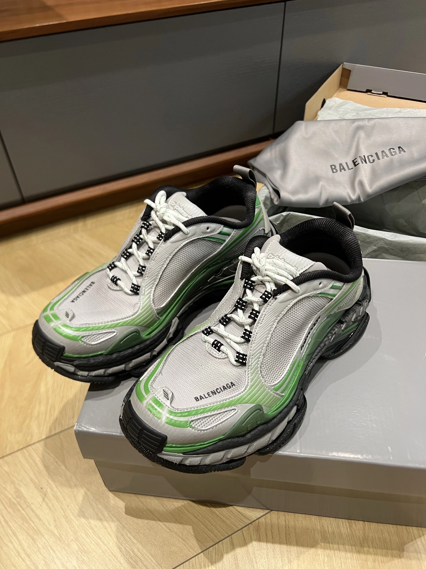 バレンシアガ トリプル S.2 スニーカー「Triple S.2」