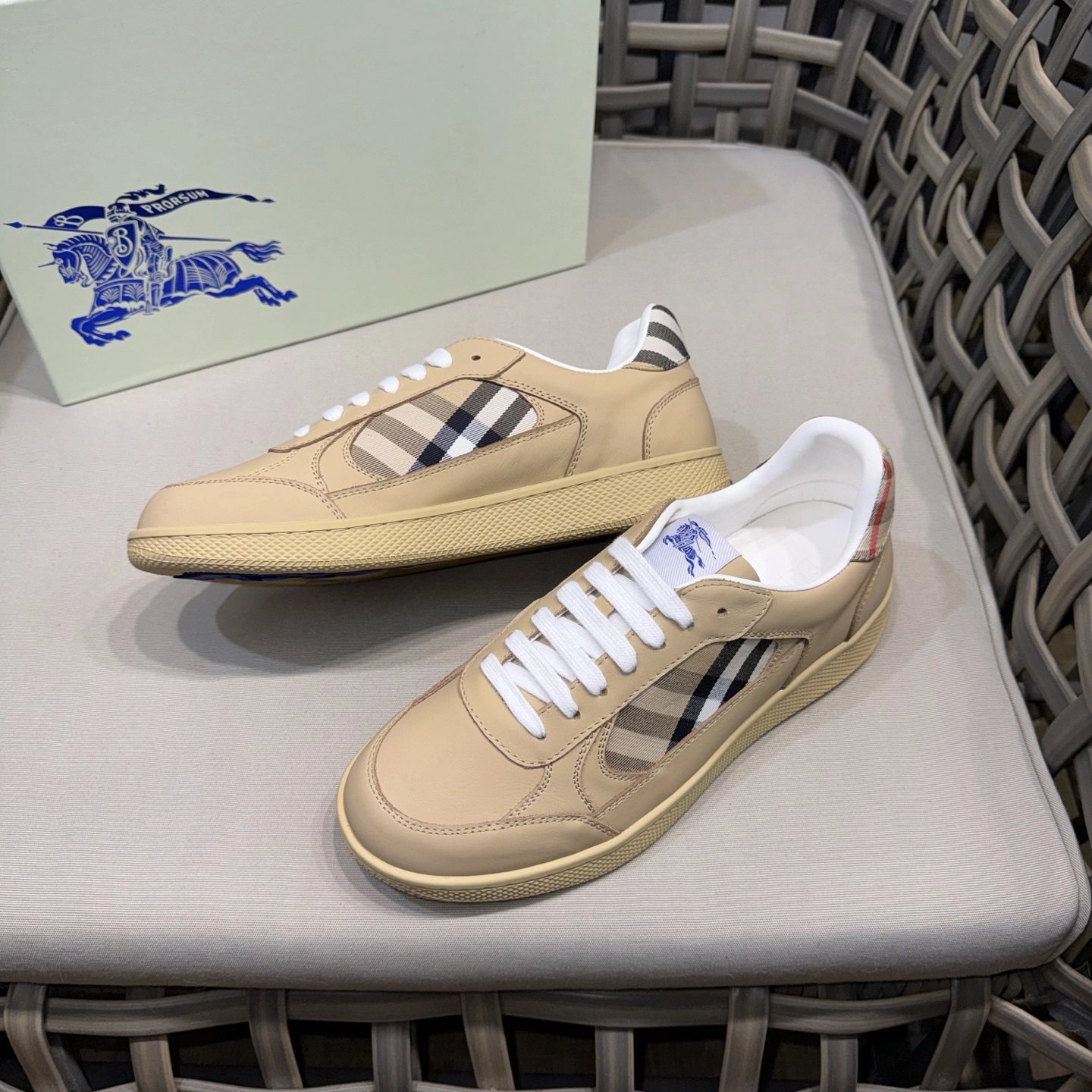 バーバリー レザー&チェック テラススニーカー「Leather and Check Terrace Sneakers」