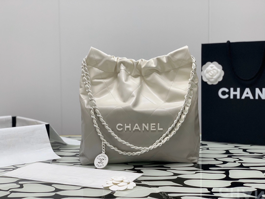 シャネル「Chanel」22バッグ スモール シャイニングカーフ