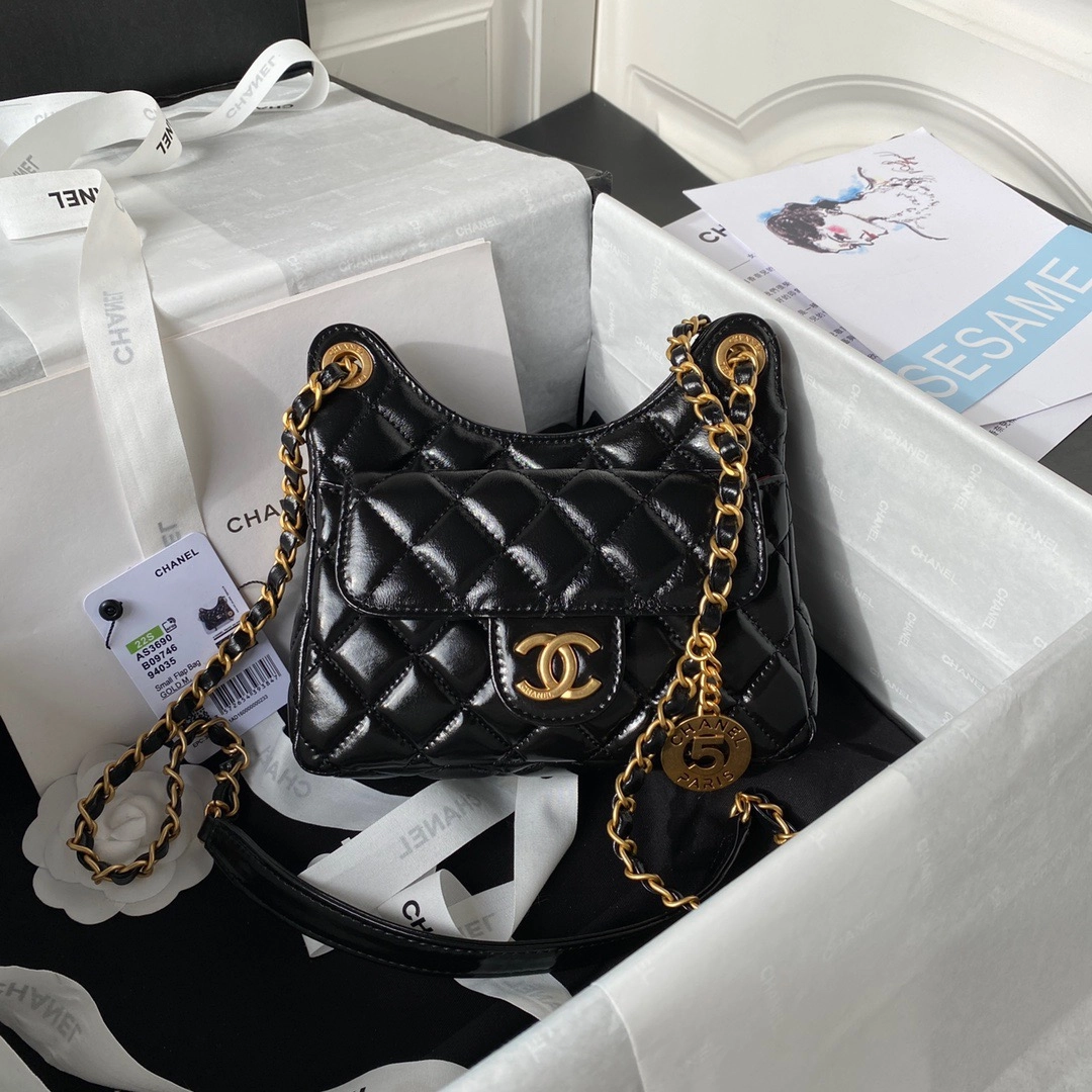 シャネル「Chanel」 スモール オイルドレザー ホーボーショルダーバッグ