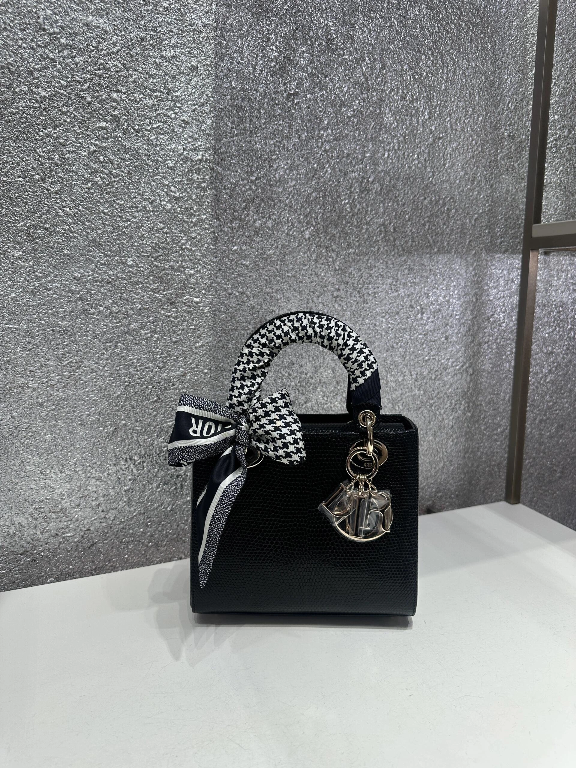 Christian ディオール「Dior」｜黒蜥蜴シリーズ、神秘と高級感の究極な融合