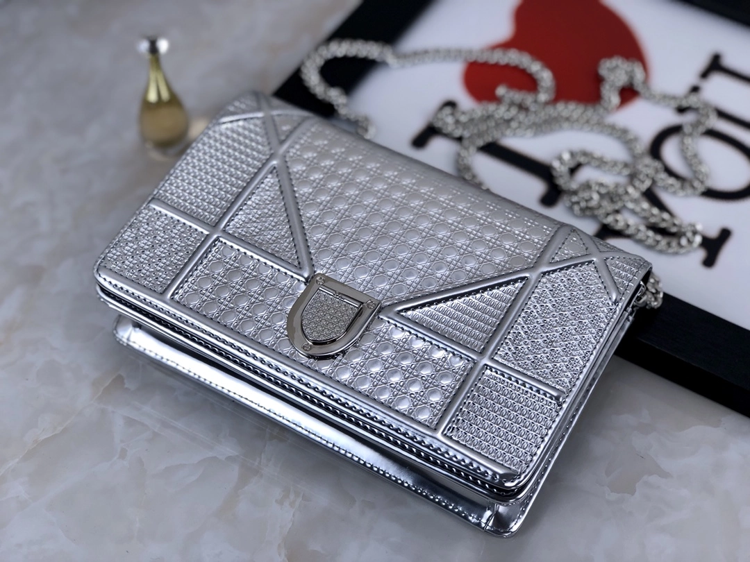 ディオール「Dior」AMA牛革チェーンの手でカバンを持ちます。