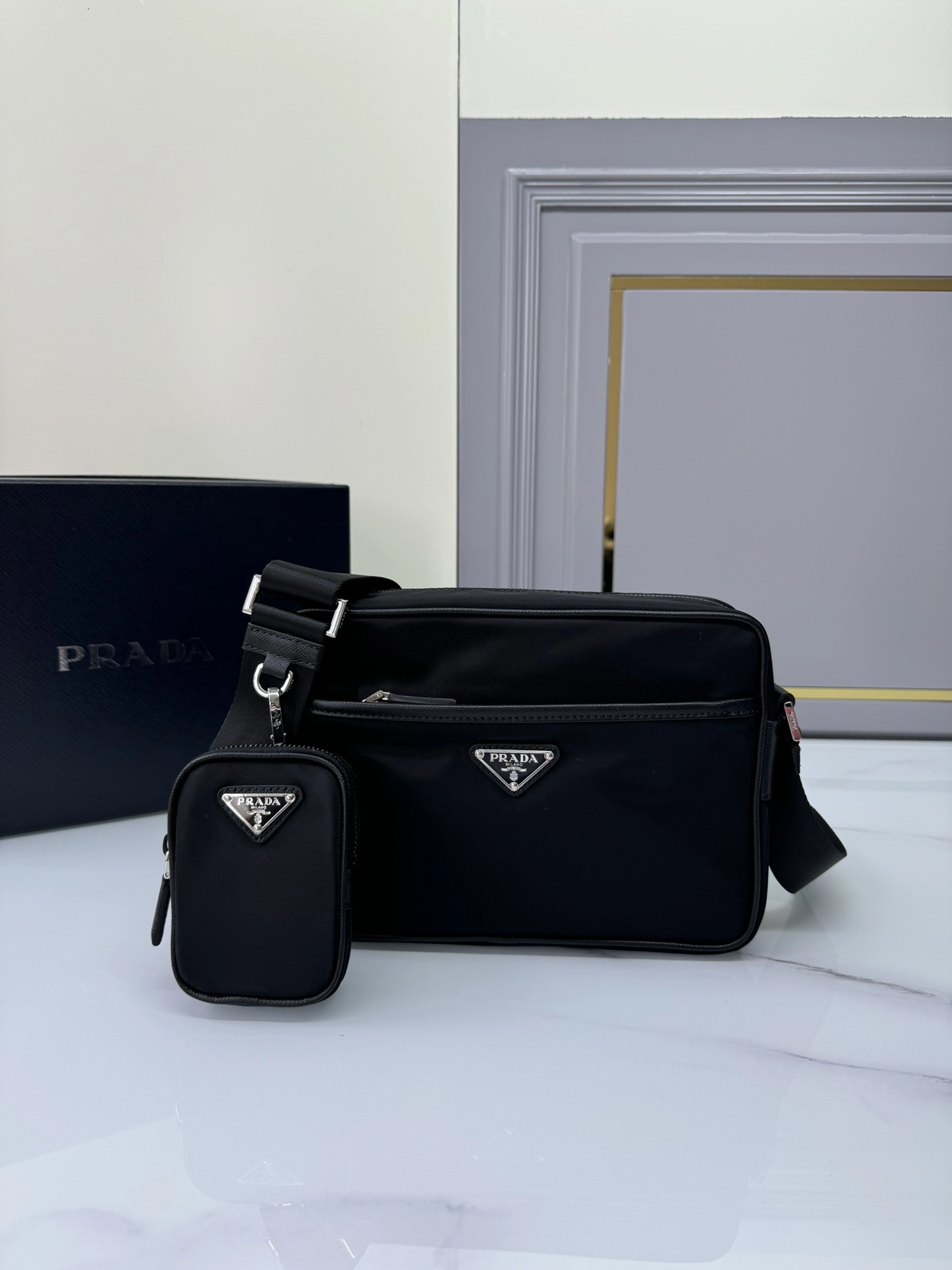 プラダ「Prada」サフィアーノ レザー マルチポケット ショルダーバッグ