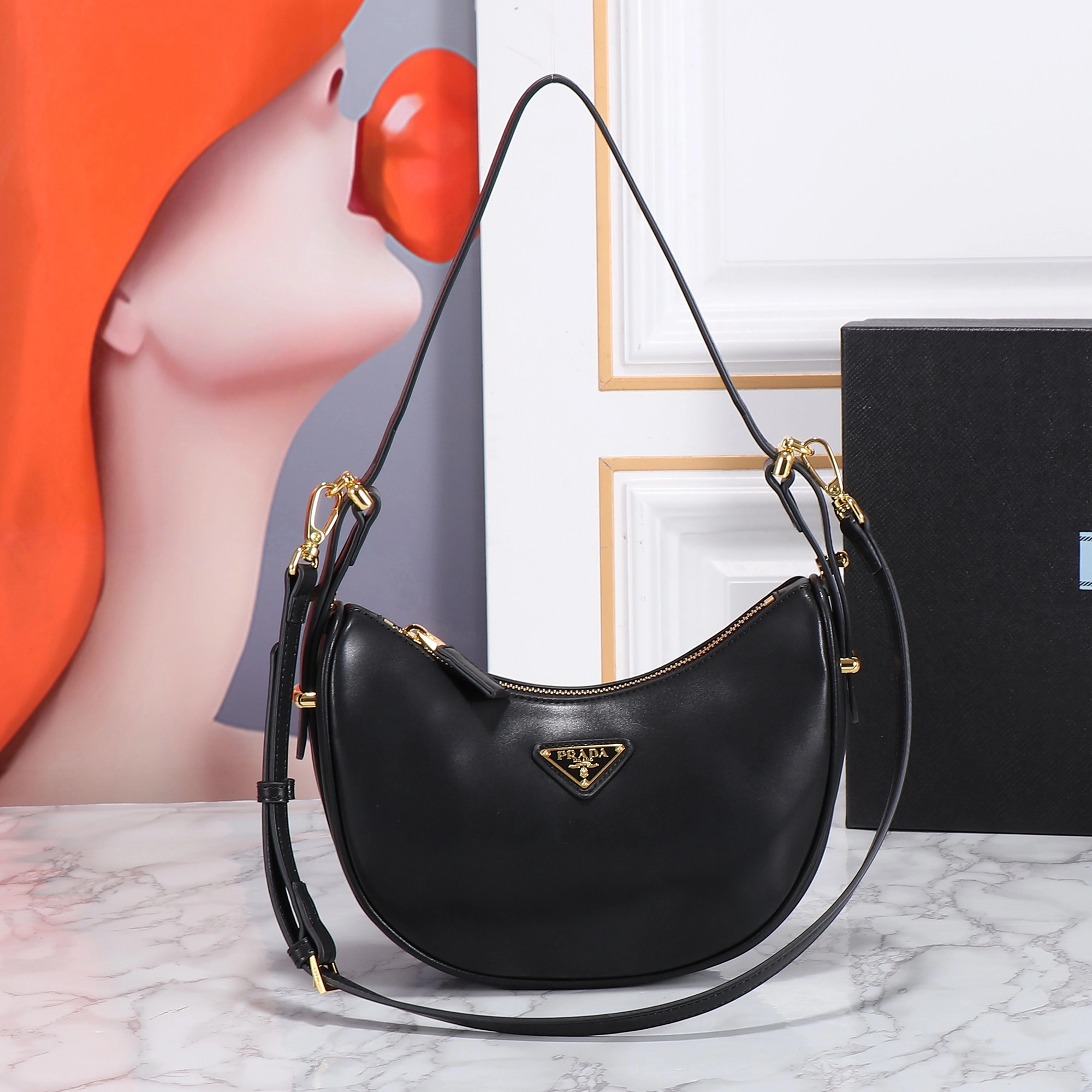 プラダ「Prada」ムーン ショルダーバッグ