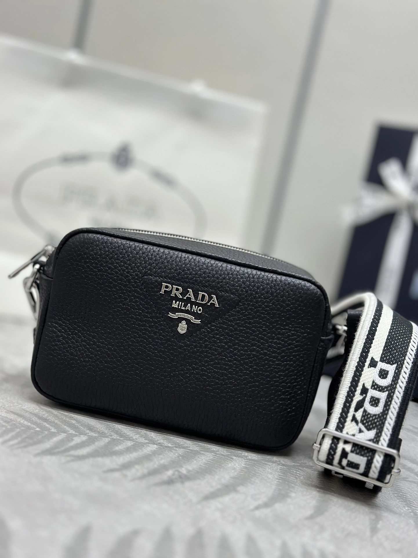 PRADA「プラダ」 レザー ショルダーバッグ ブラック 6色