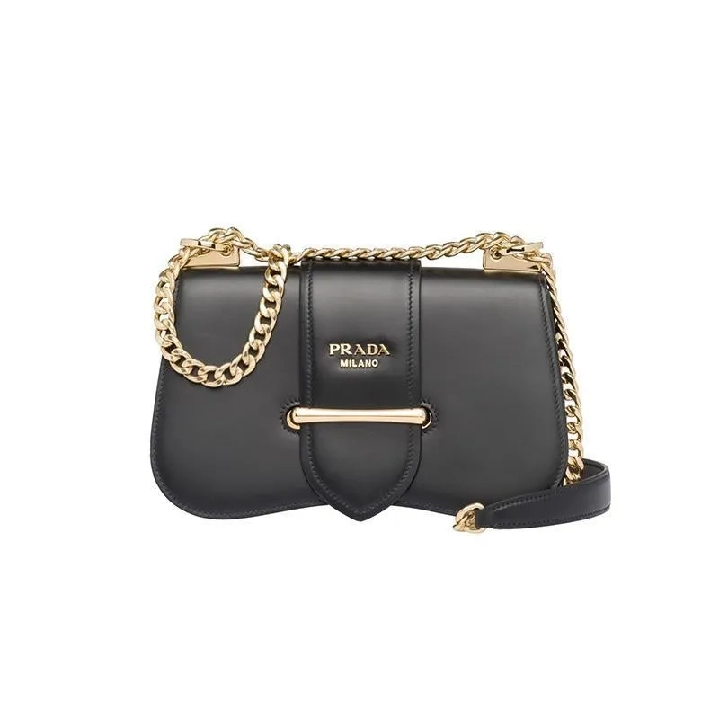 プラダ「Prada」プレイフル チェーンバッグ