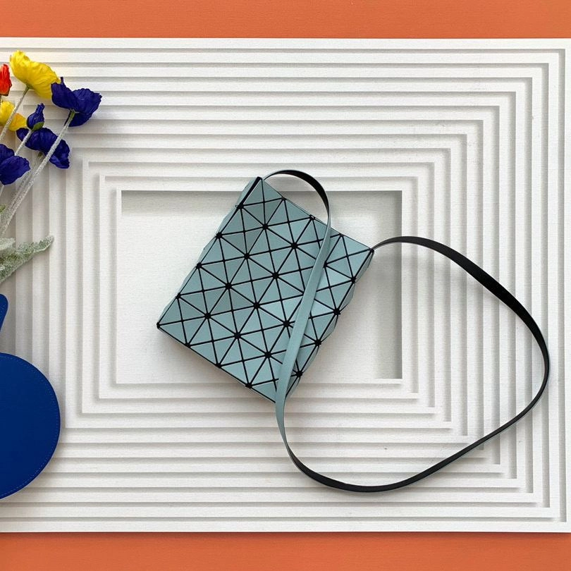 イッセイ・ミヤケ「Issey Miyake」 PRISM スモールバッグ