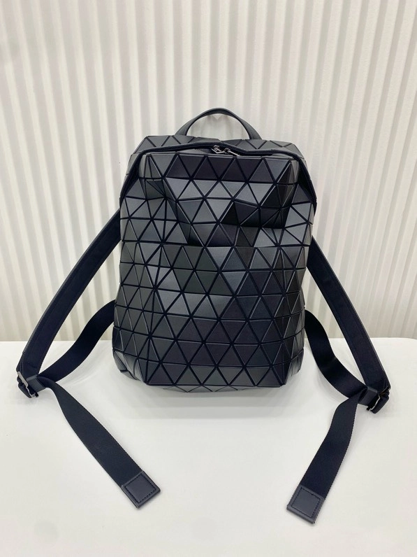 イッセイ・ミヤケ「Issey Miyake」スタイリッシュリュックサック