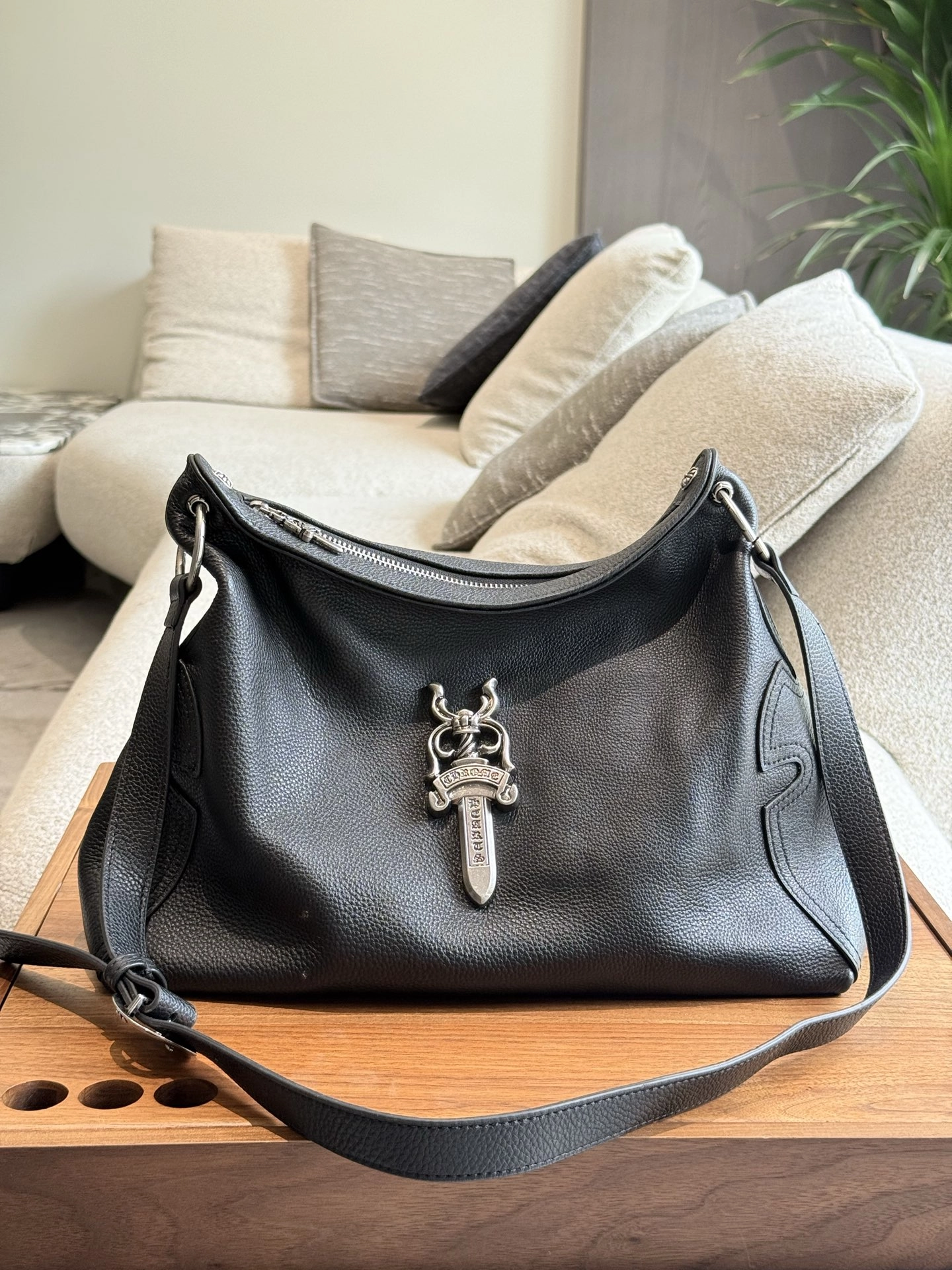 クロムハーツ「Chrome Hearts」十字架のショルダーバッグ