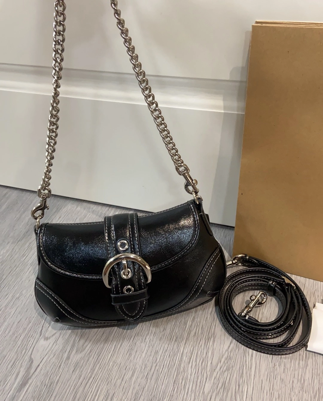 コーチ「Coach」グロッシー バゲット ショルダーバッグ