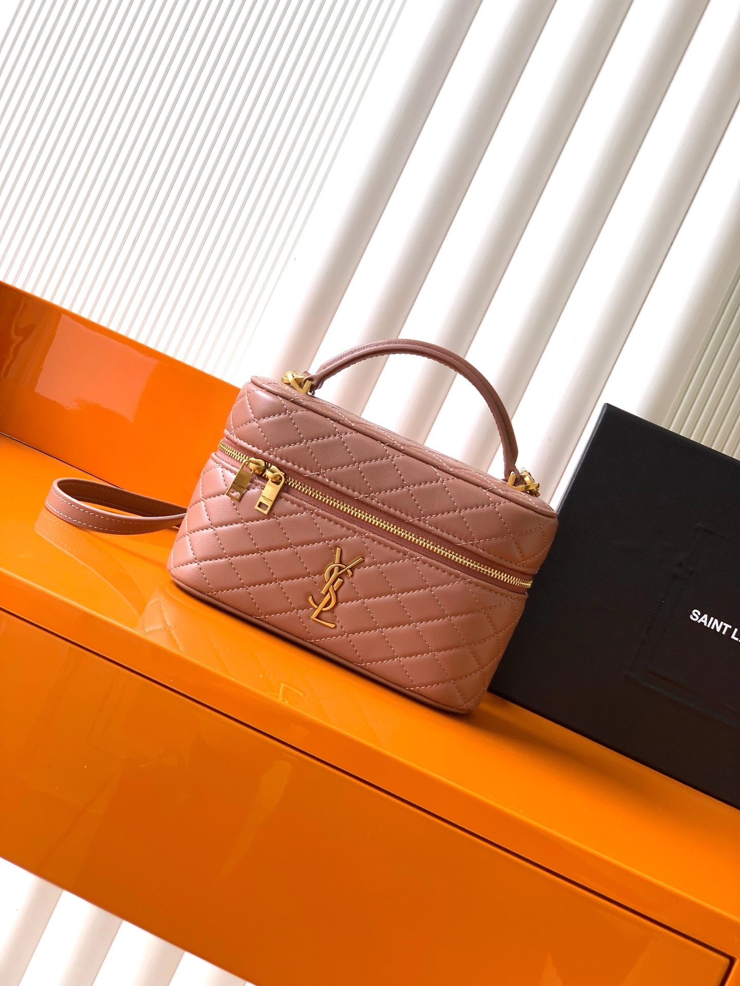 サンローラン「Saint Laurent」ギャビー ヴァニティバッグ(ラムスキン)