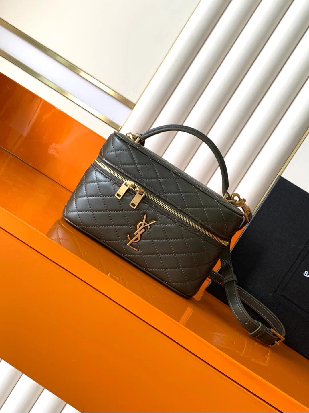 サンローラン「Saint Laurent」ギャビー ヴァニティバッグ(ラムスキン)