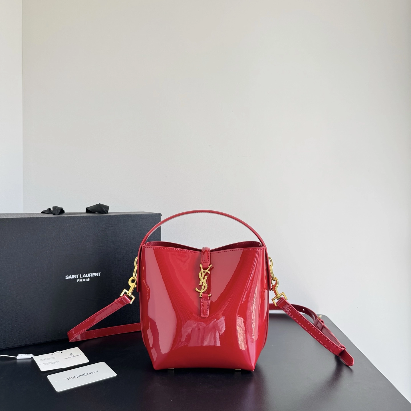 サンローラン「Saint Laurent」ラミネートレザー ホボ バケットバッグ