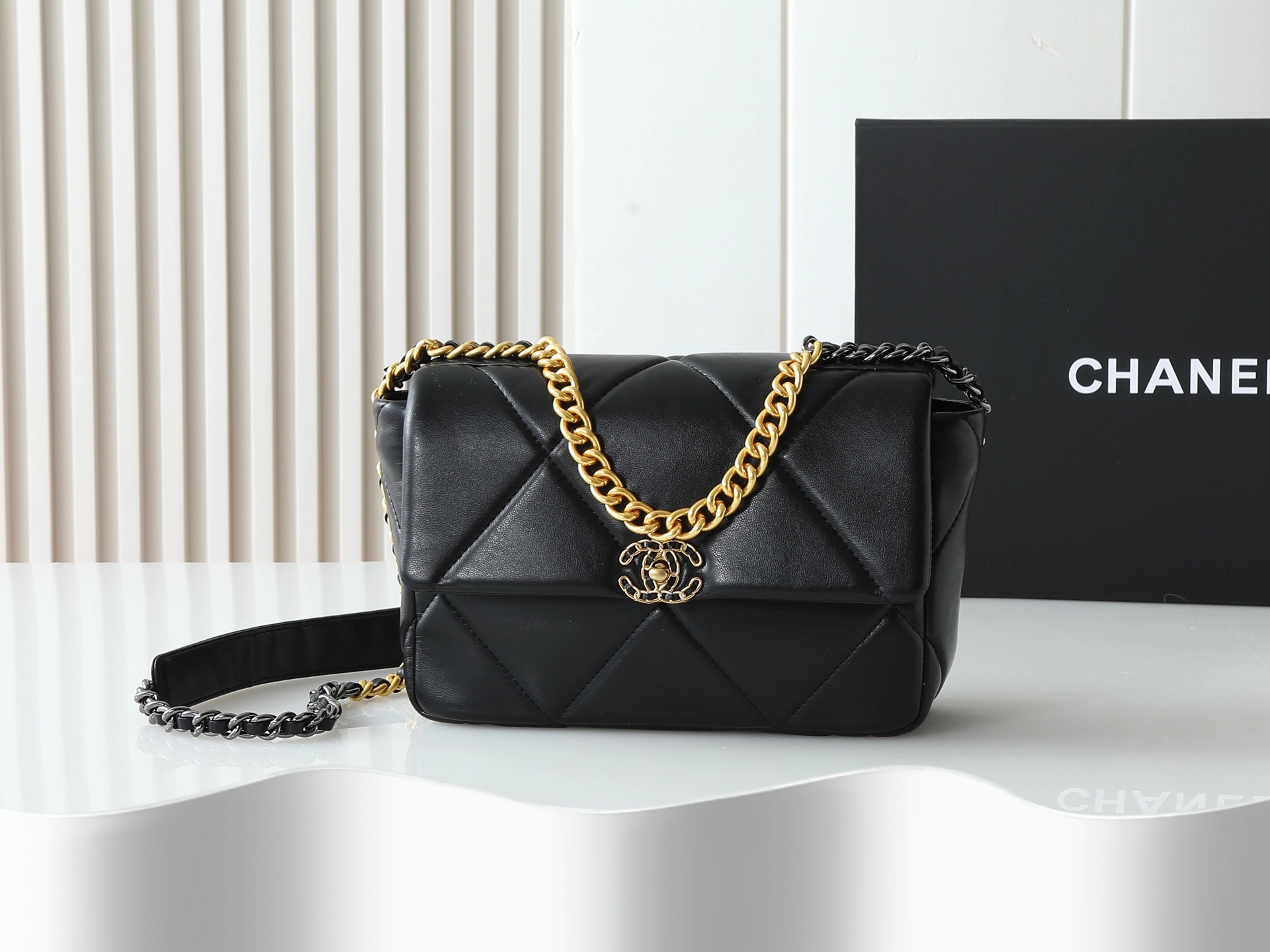 シャネル 19 ミニ ハンドバッグ「Flap Bag」