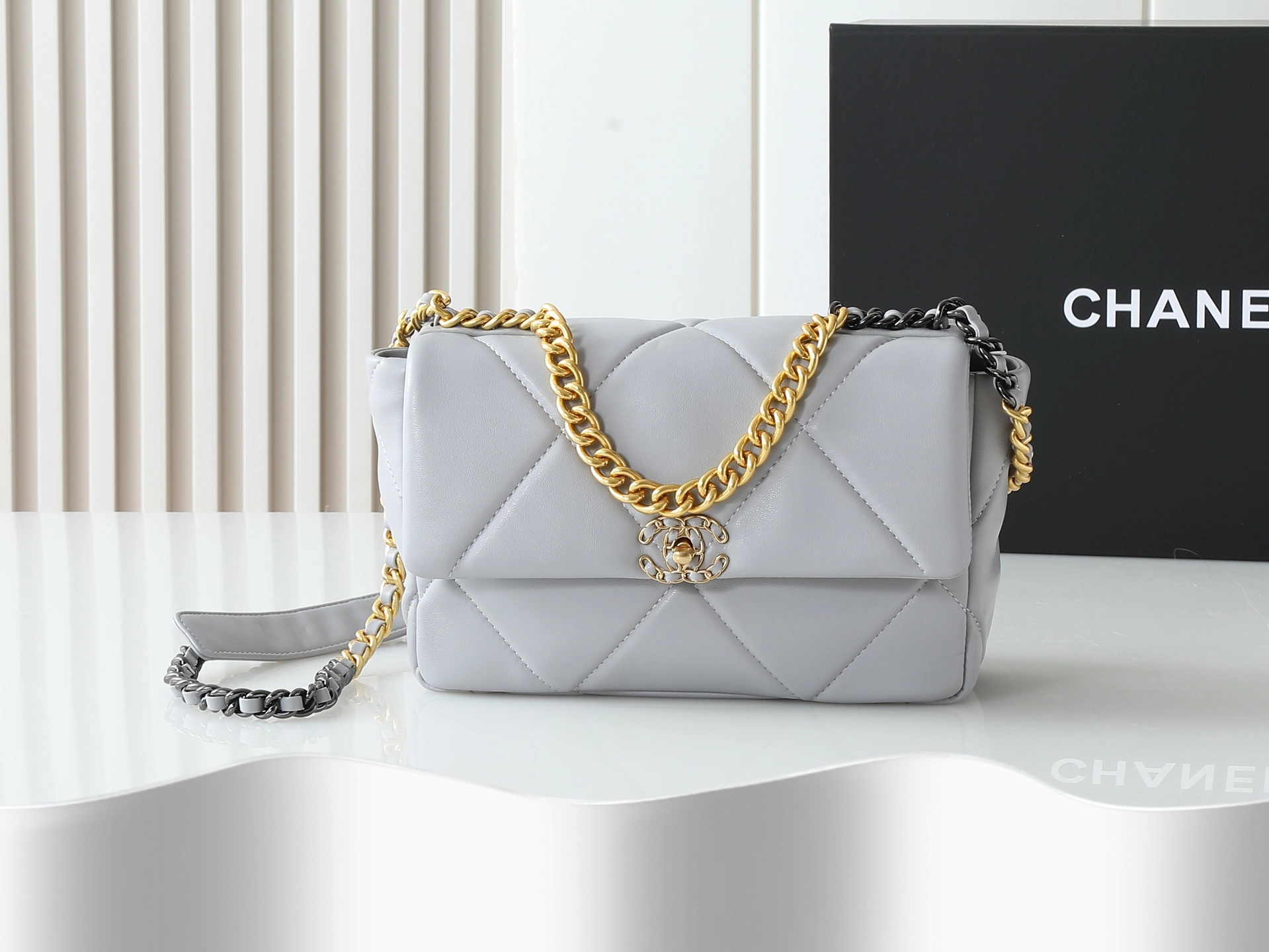 シャネル 19 ミニ ハンドバッグ「Flap Bag」