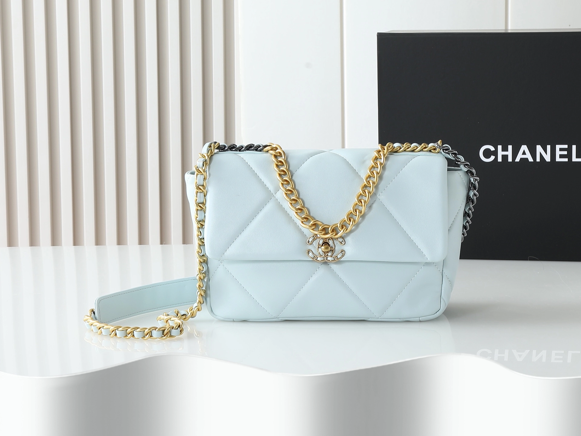 シャネル 19 ミニ ハンドバッグ「Flap Bag」