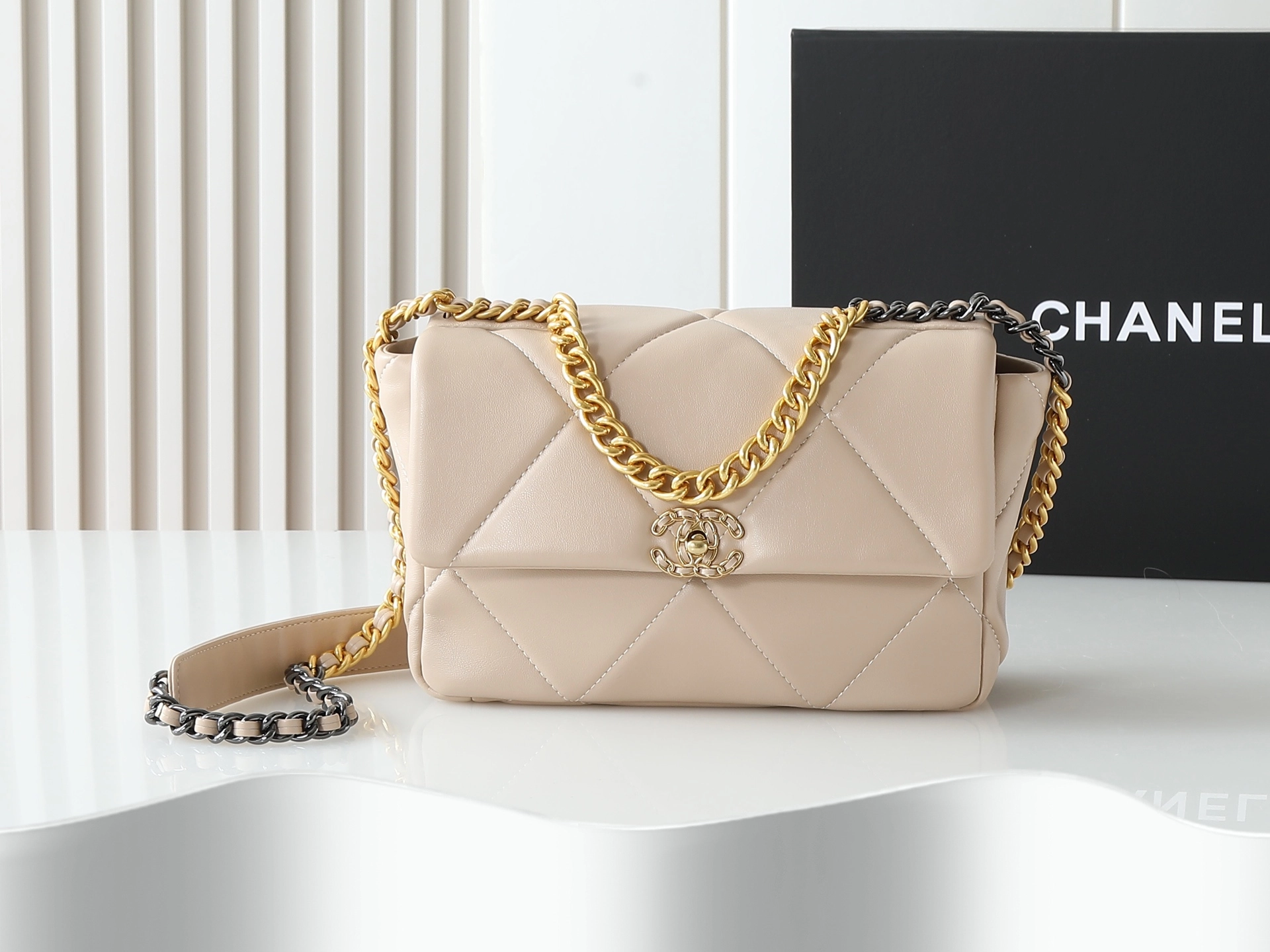 シャネル 19 ミニ ハンドバッグ「Flap Bag」