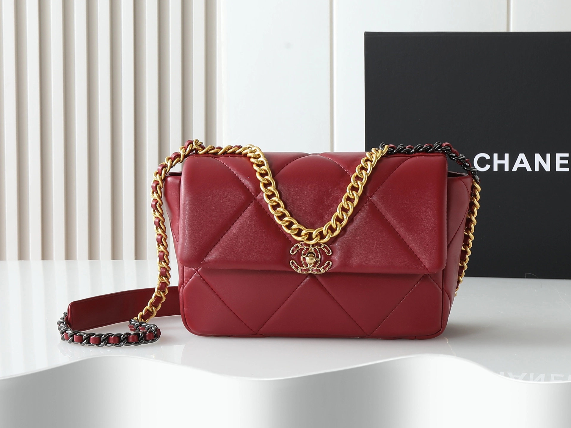 シャネル 19 ミニ ハンドバッグ「Flap Bag」