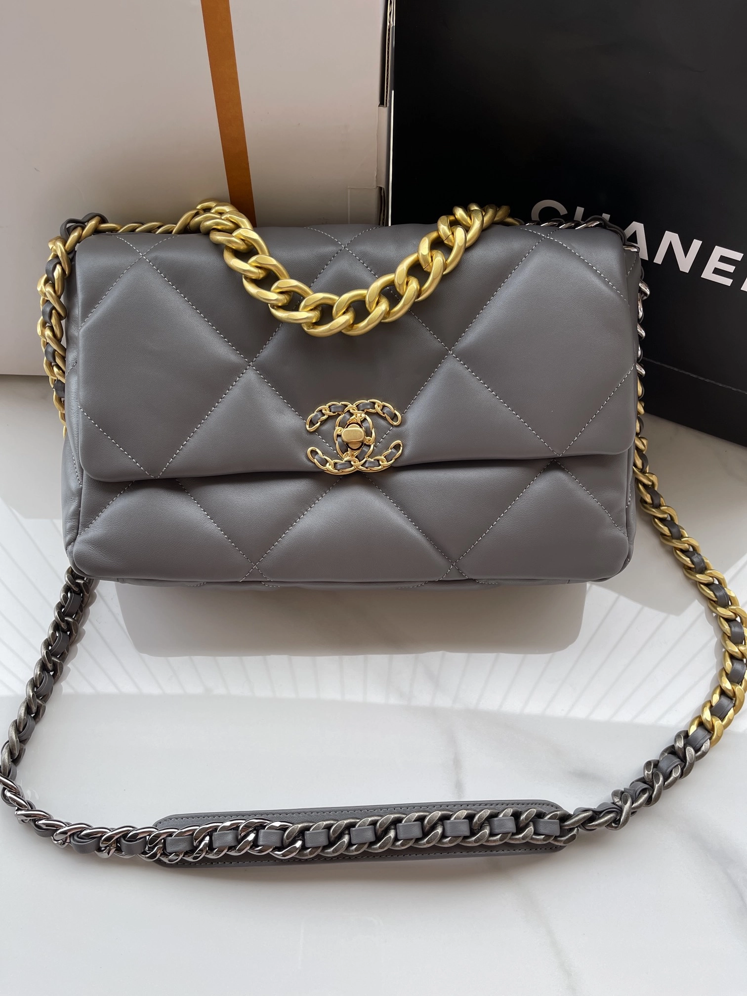 シャネル「Chanel」19 ラージ フラップ バッグ