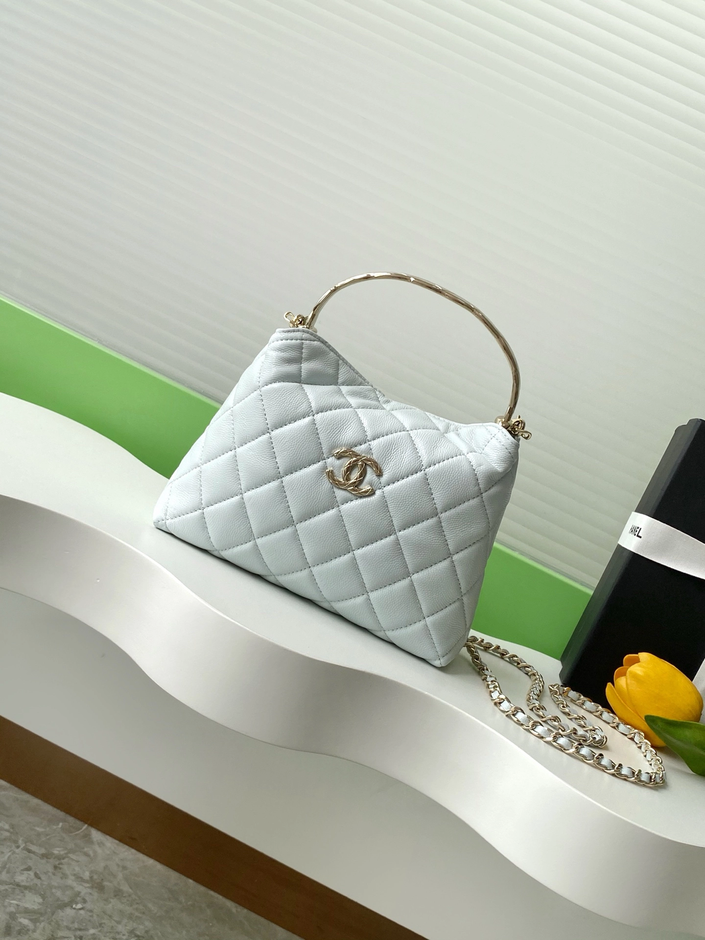 シャネル「Chanel」24B ハンドル付きランチボックスバッグ