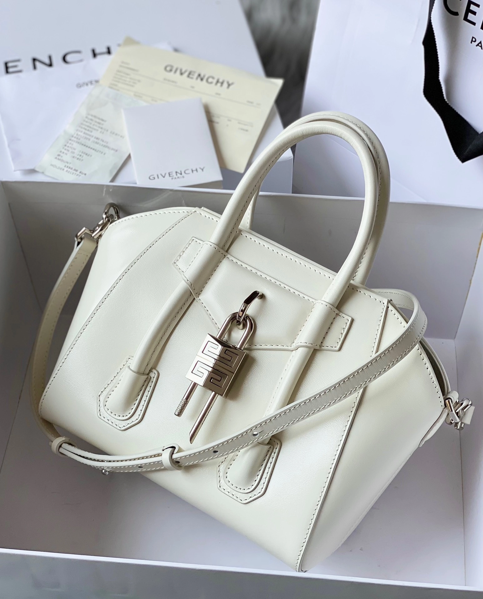 ジバンシィ「Givenchy」スモール アンティゴナ ボックスレザー バッグ