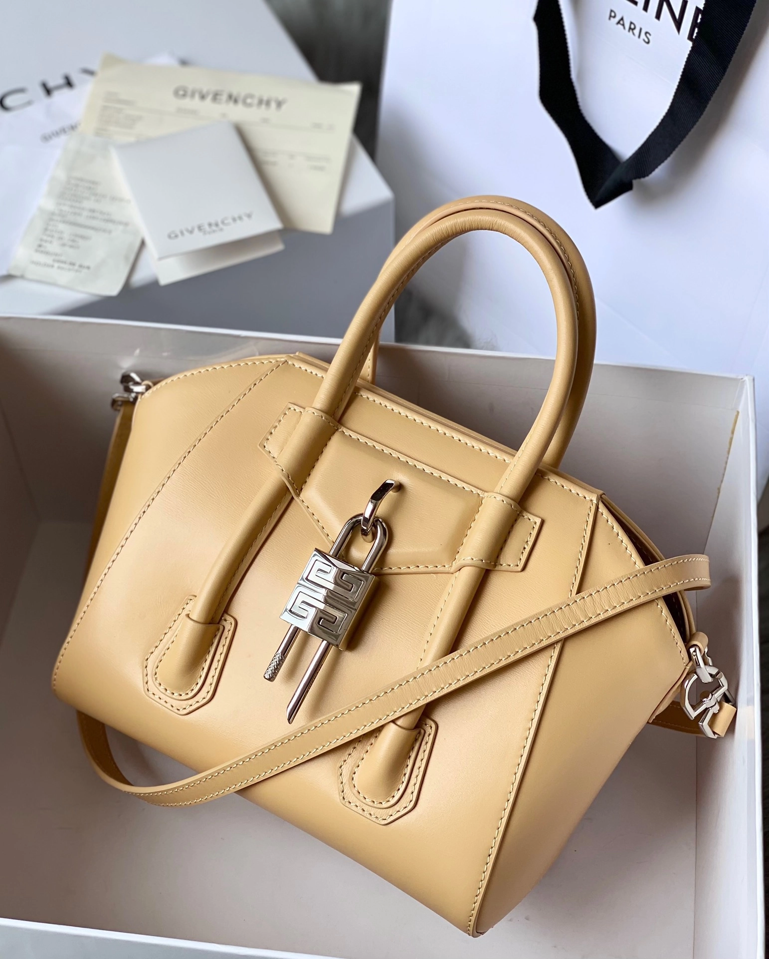 ジバンシィ「Givenchy」スモール アンティゴナ ボックスレザー バッグ