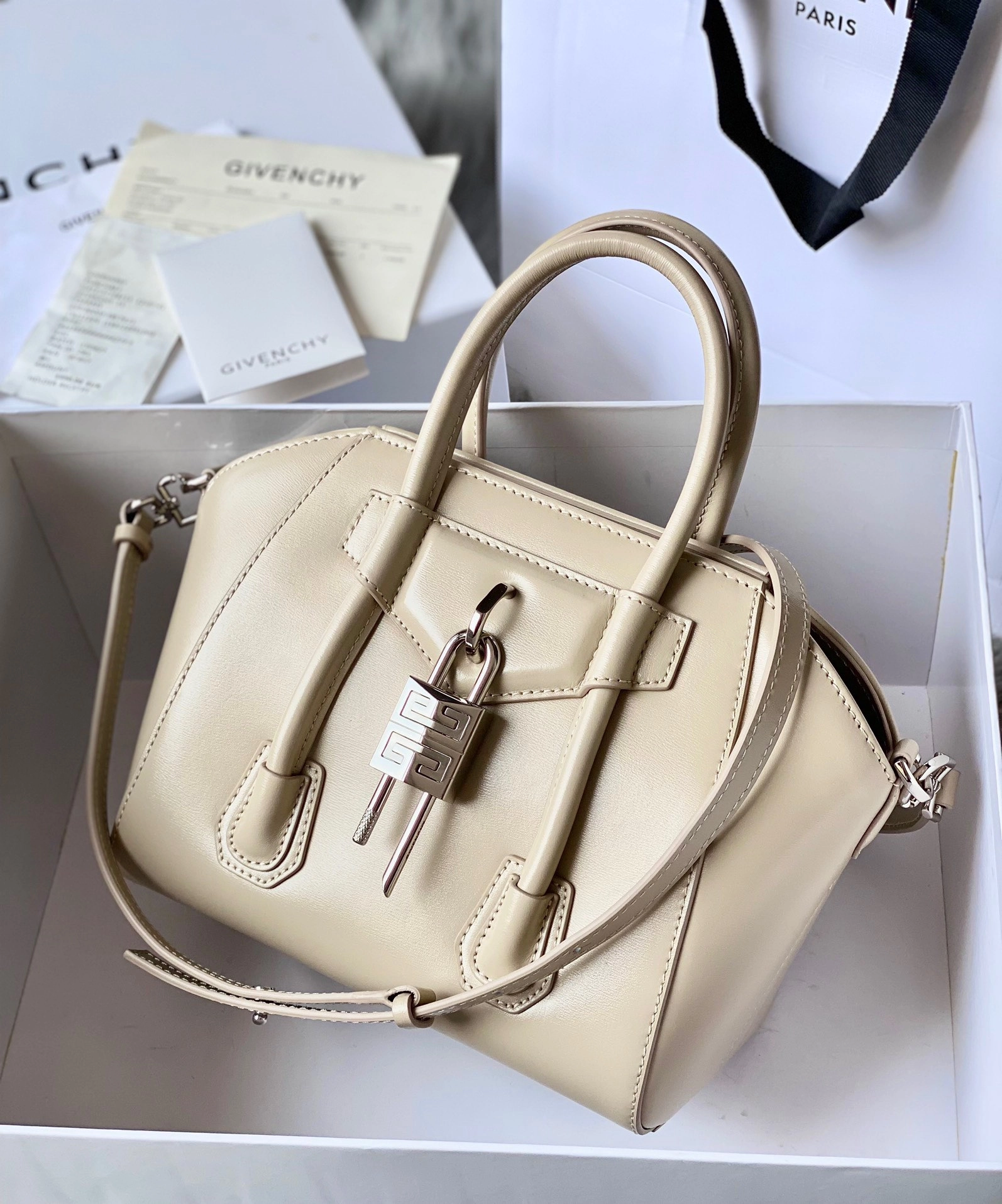 ジバンシィ「Givenchy」スモール アンティゴナ ボックスレザー バッグ