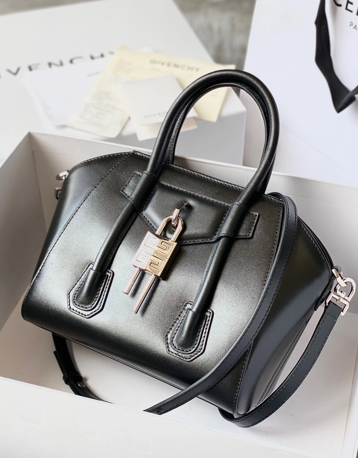 ジバンシィ「Givenchy」スモール アンティゴナ ボックスレザー バッグ