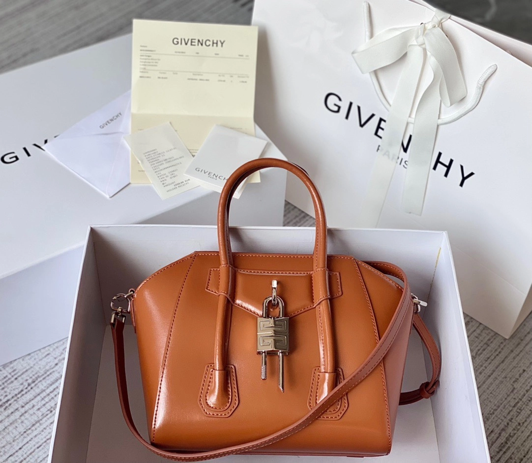 ジバンシィ「Givenchy」スモール アンティゴナ ボックスレザー バッグ