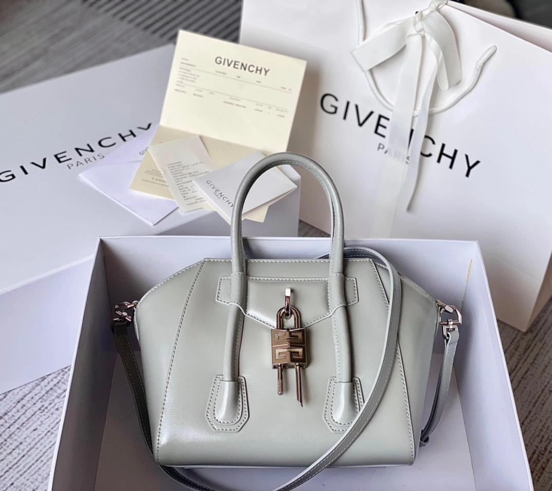 ジバンシィ「Givenchy」スモール アンティゴナ ボックスレザー バッグ
