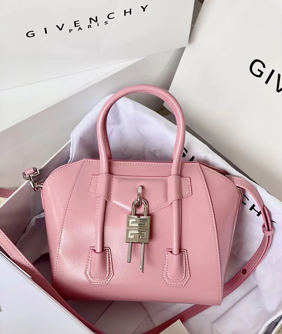 ジバンシィ「Givenchy」スモール アンティゴナ ボックスレザー バッグ