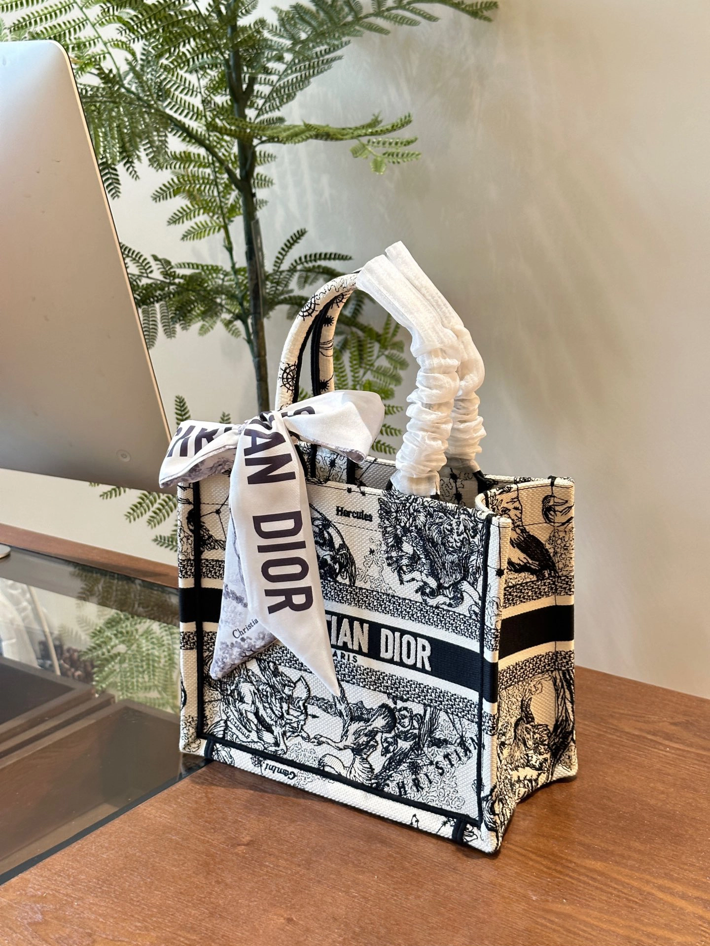 ディオール「Dior」 Book Tote バッグ スモール、ミディアム、ラージの3つのサイズ