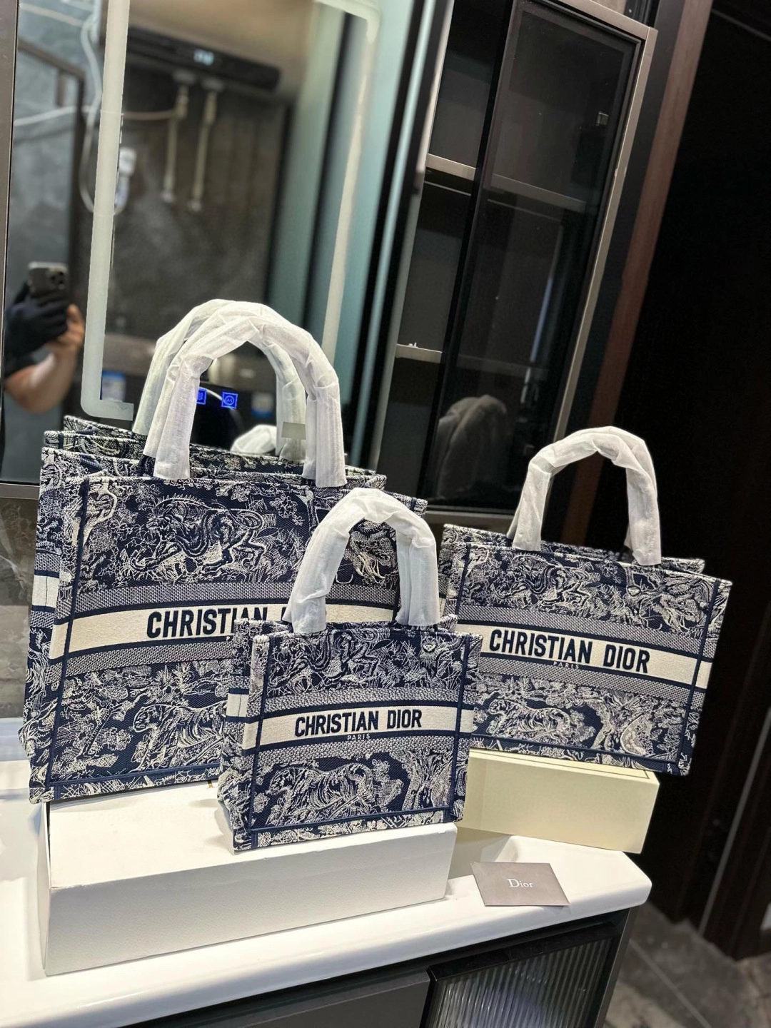 ディオール「Dior」 Book Tote バッグ スモール、ミディアム、ラージの3つのサイズ