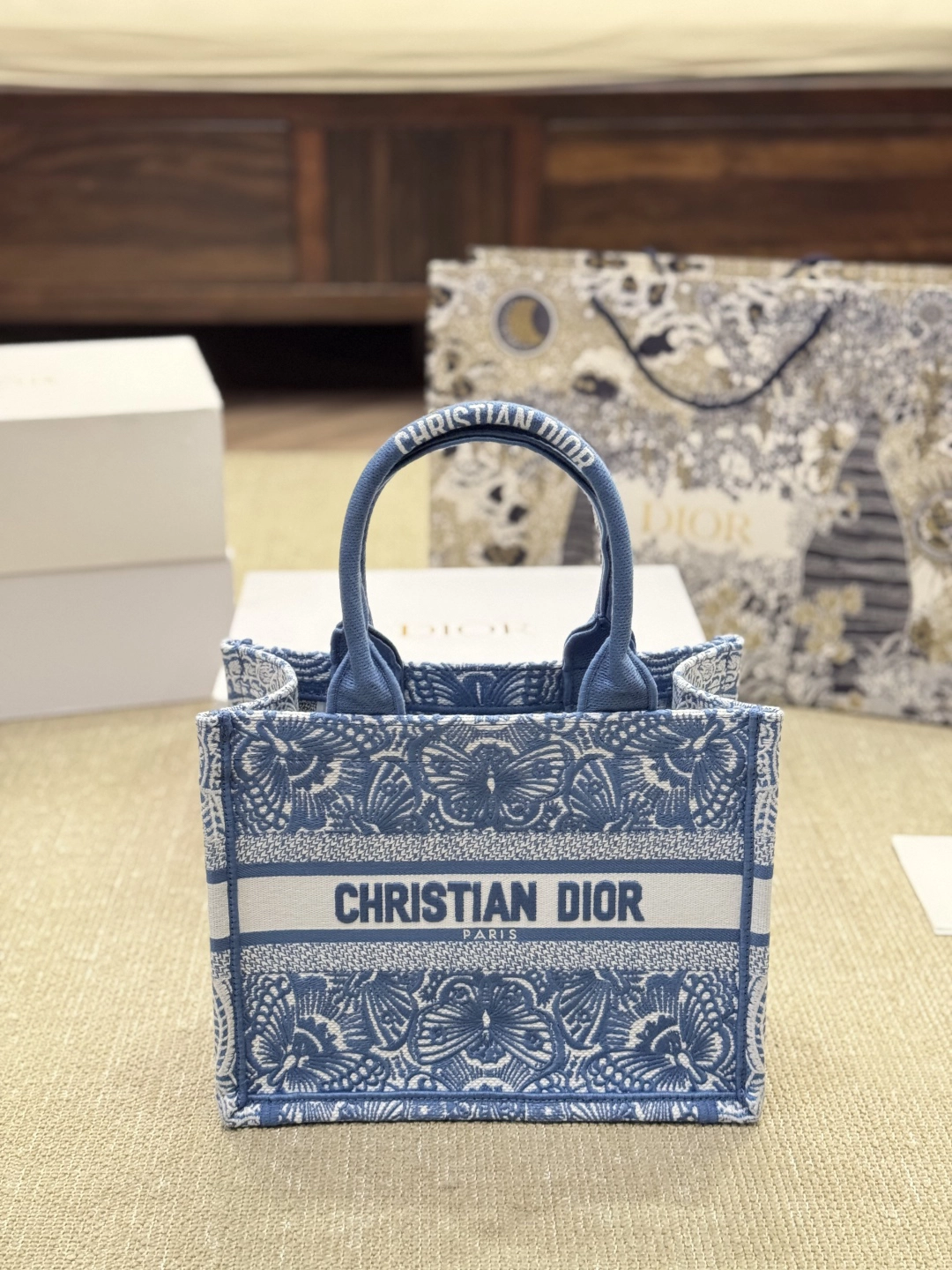 ディオール「Dior」Book Tote バッグ スモール、ミディアム、ラージの3つのサイズ