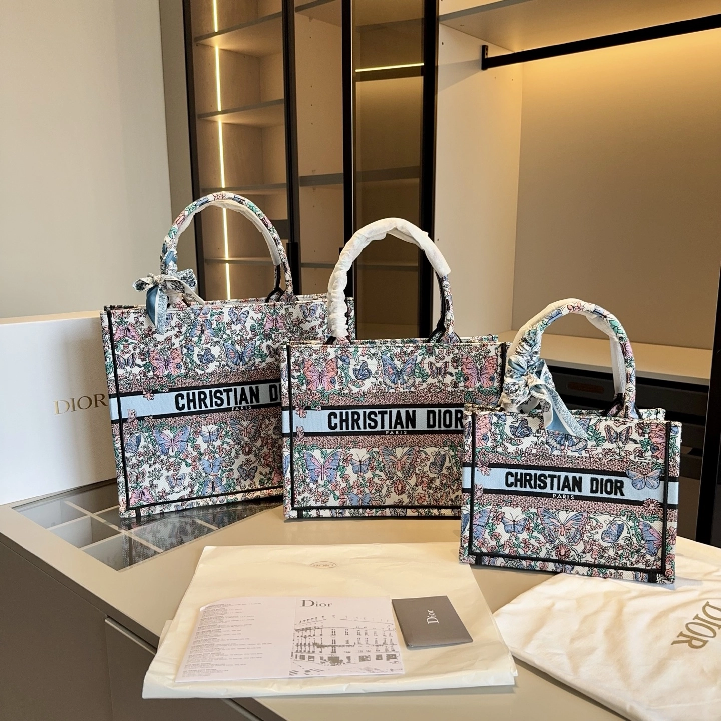 ディオール「Dior」 Book Tote バッグ スモール、ミディアム、ラージの3つのサイズ