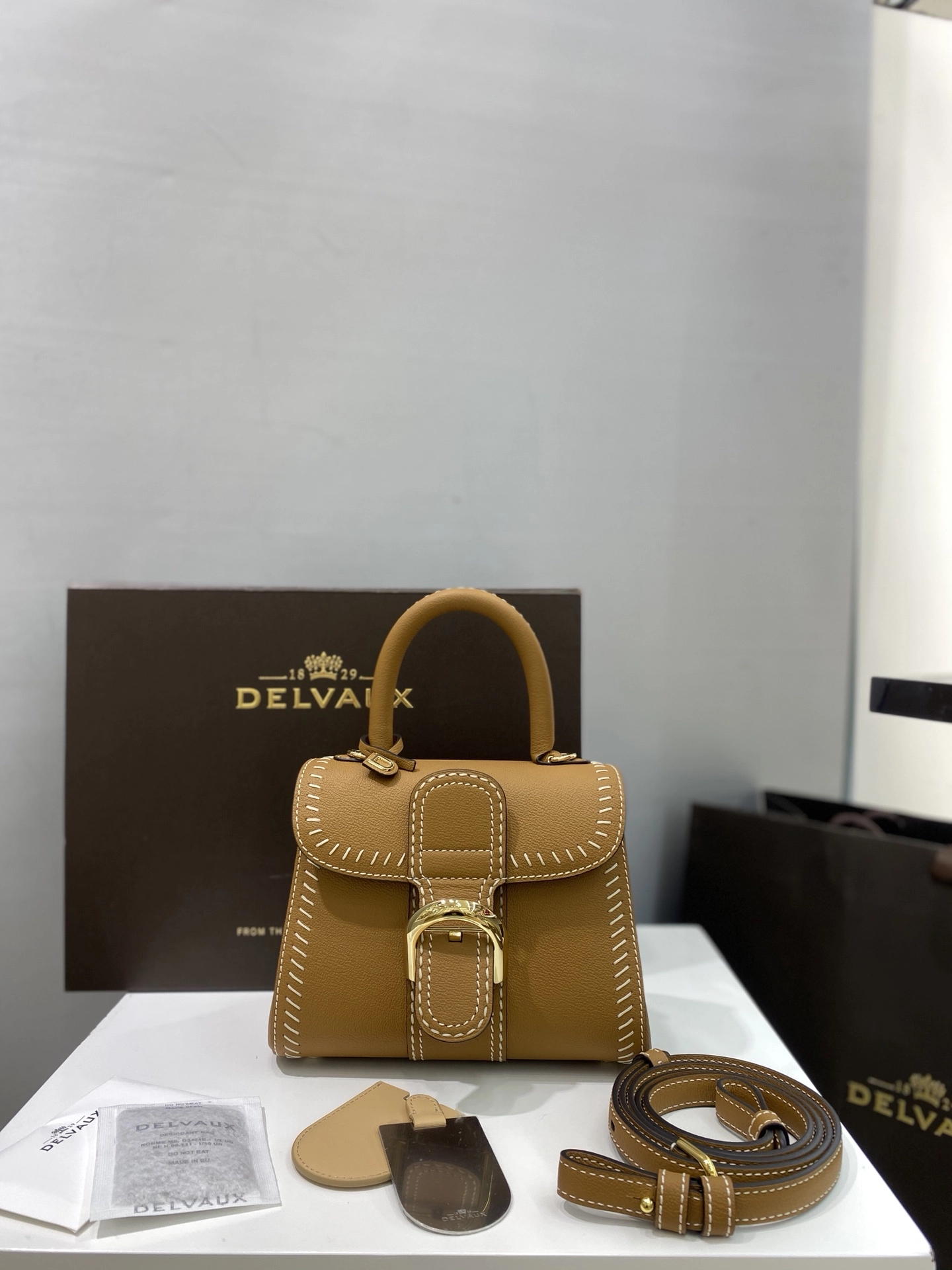 デルヴォー「Delvaux」キャラメル色バッグ