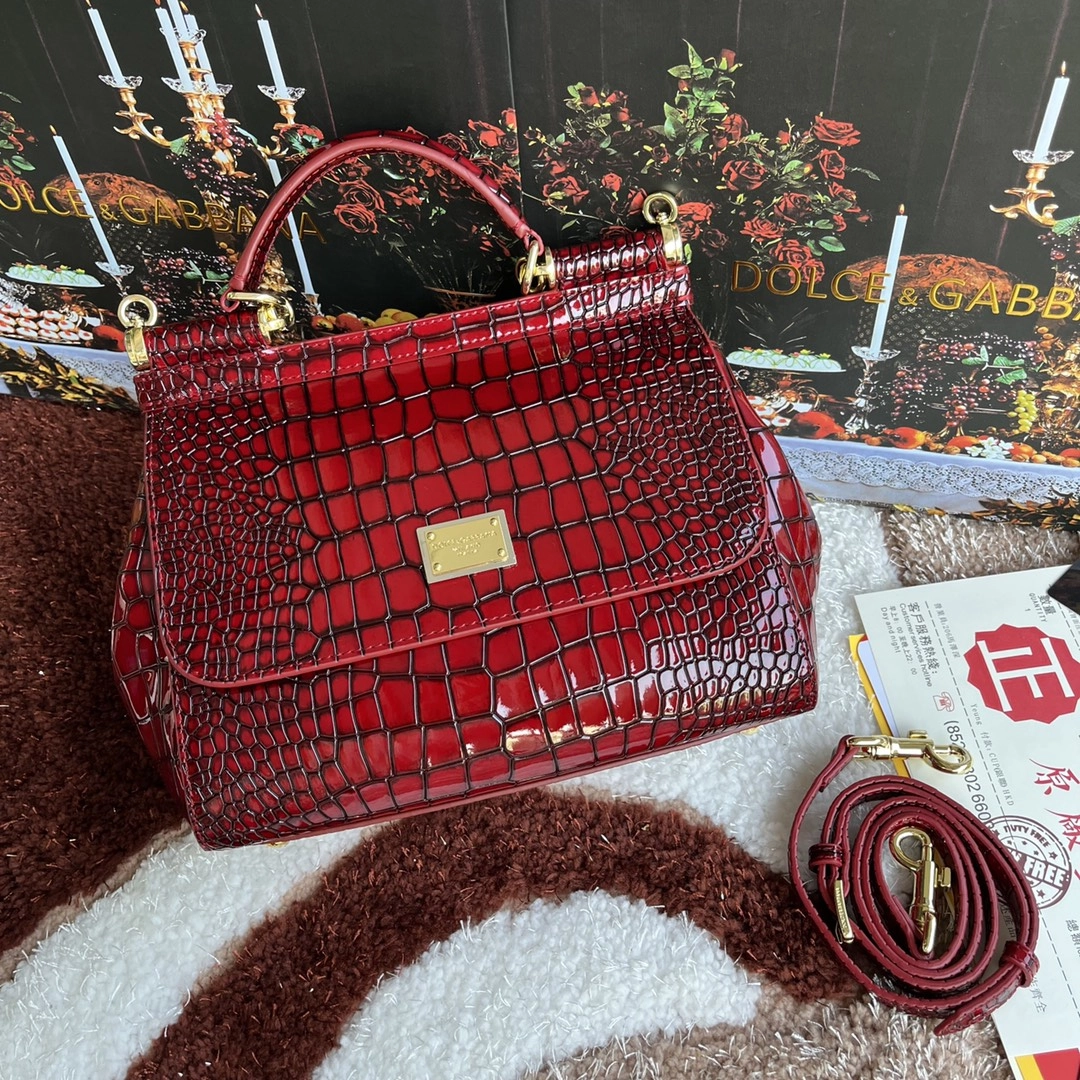 ドルチェ・アンド・ガッバーナ「D&G」エンボスレザー ショルダーバッグ