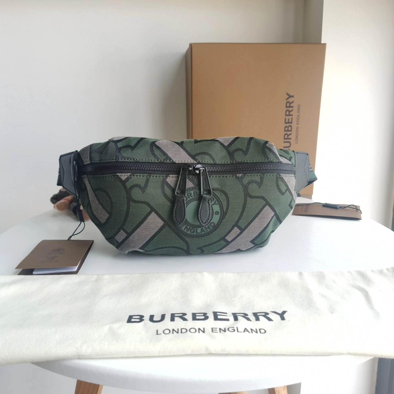 バーバリー「Burberry」立体シルエット型ウエストバッグ
