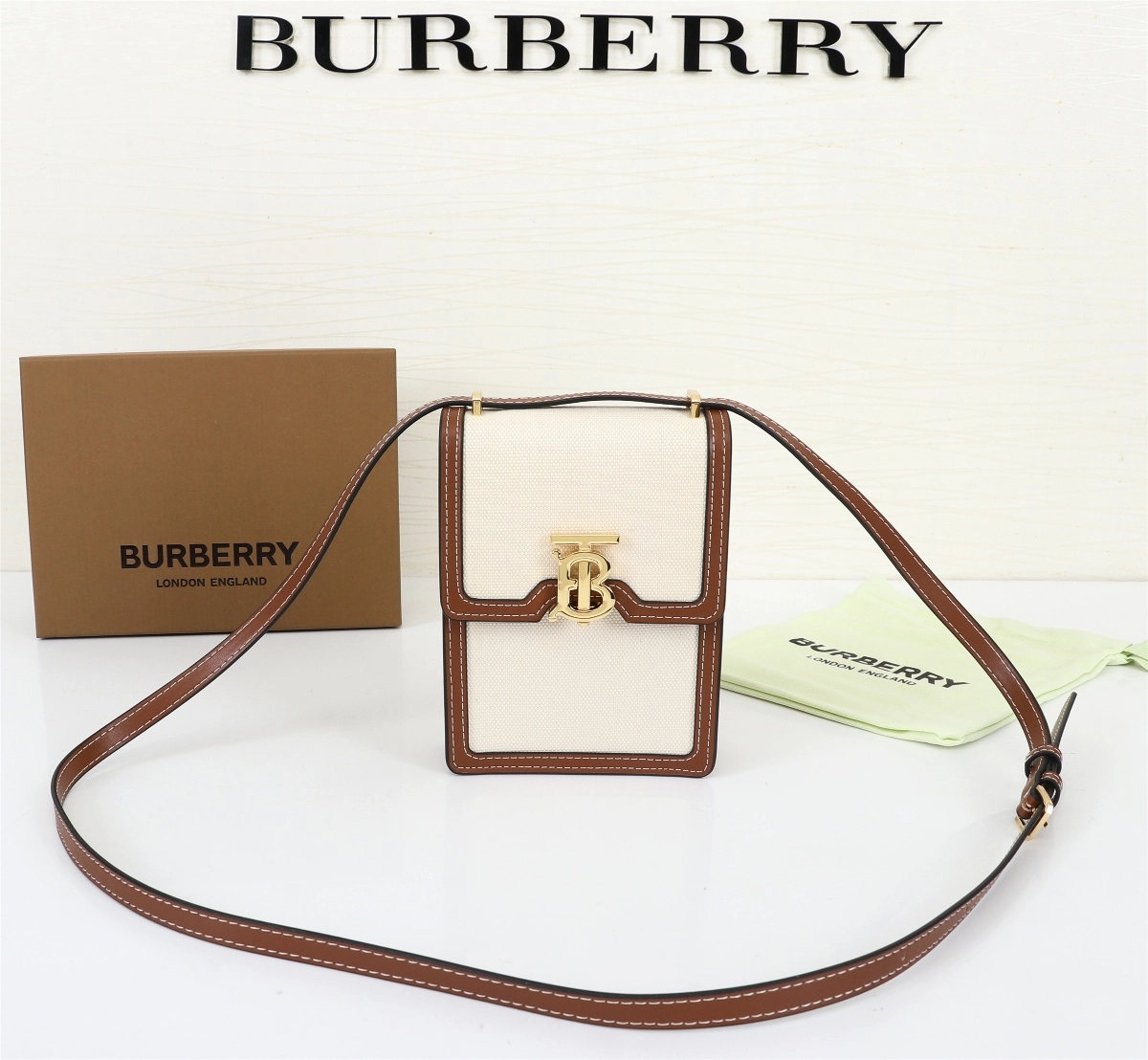 バーバリー「Burberry」コンパクトストラクチャードショルダーバッグ