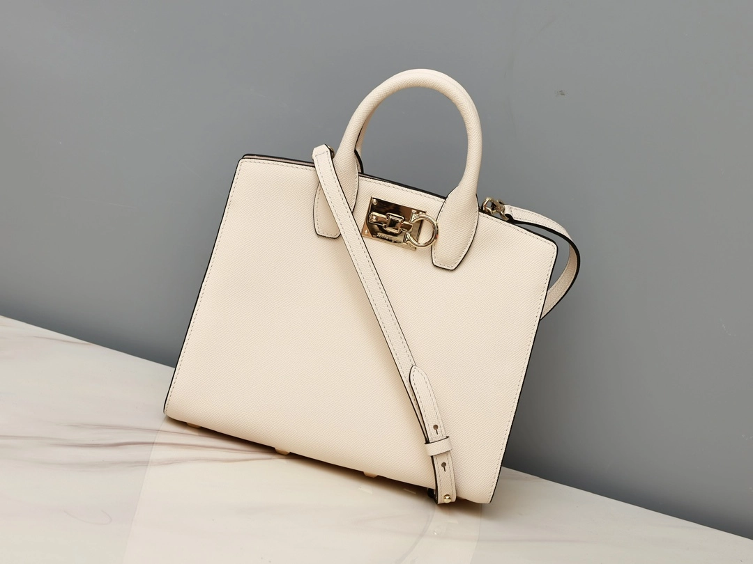フェラガモ「Ferragamo」スタジオレザートートバッグ