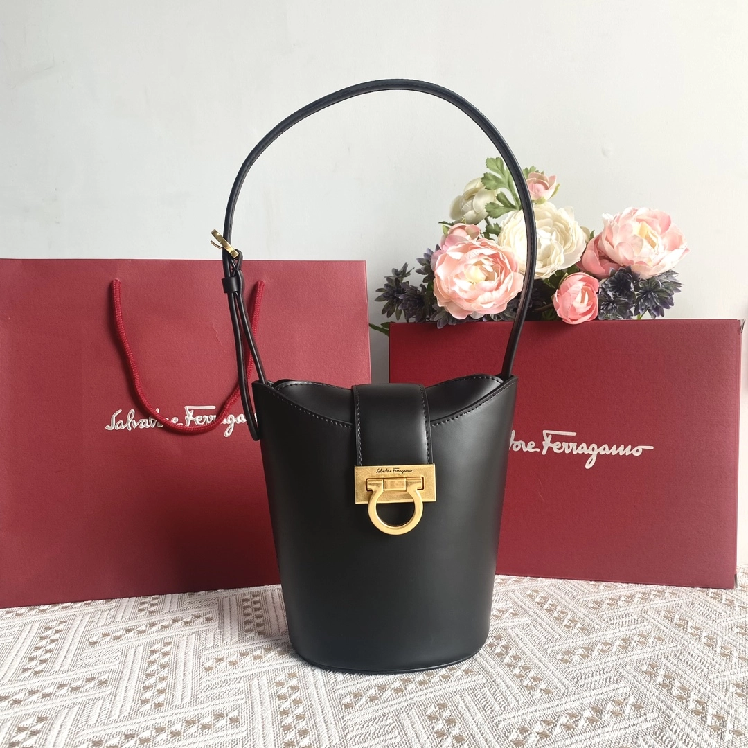 フェラガモ「Ferragamo」トリフォリオ ガンチーニショルダーバッグ