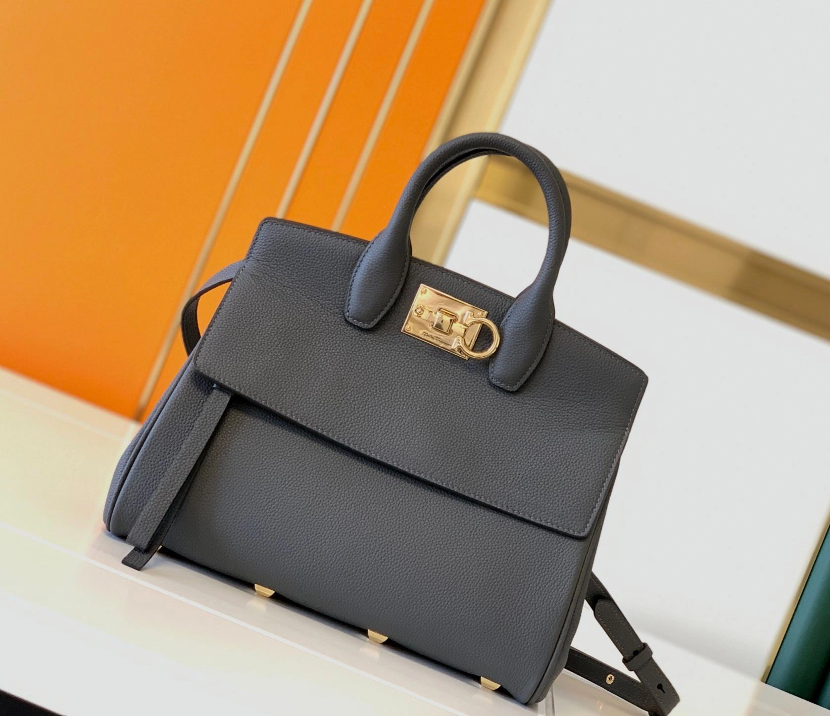 フェラガモ「Ferragamo」ラージトートバッグ
