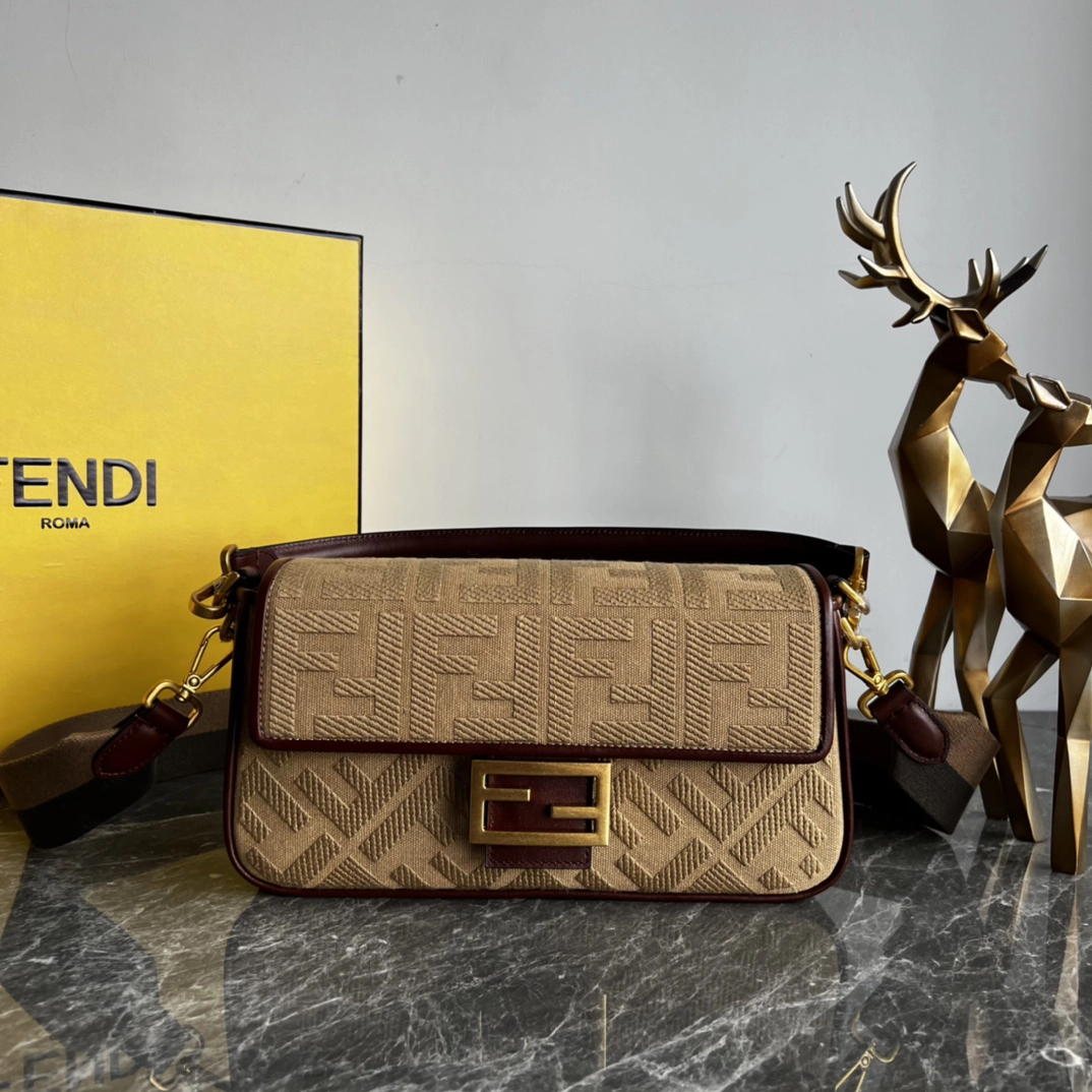 フェンディ「Fendi」Baguette ワッシュデニム シャイニーFFエンブレム バッグ